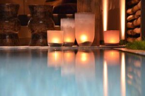 sfeer in de tuin met kaarsen